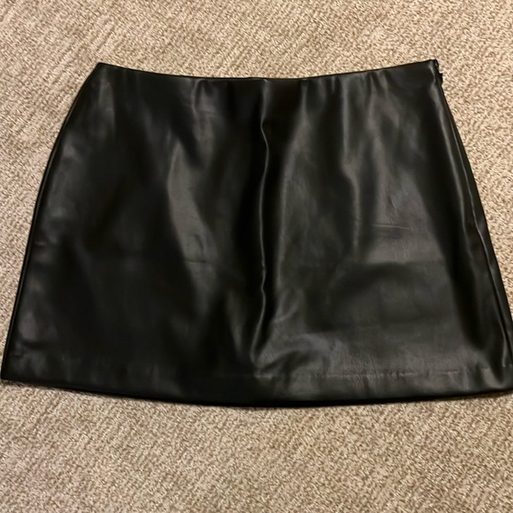 NWT Abercrombie Scarlett vegan leather mini skort - Picture 2 of 3